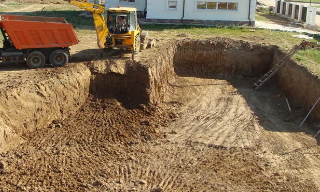 Рытье котлованов под фундамент в Амурске – цена от 2604 руб. за м3 | 2Землекопа-Мрс