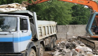 Вывоз строительного мусора с участка в Амурске недорого от 1563 руб. | 2Землекопа-Мрс